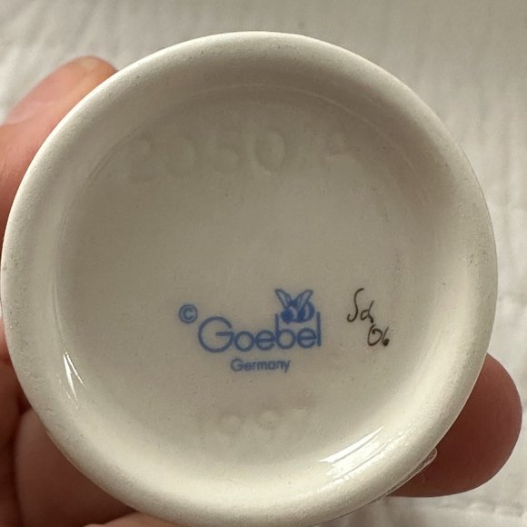 Porcelain Figurine Goebel Hummel " Messages of Love " #1313 Boxed 2050/A 1997 - Picture 6 of 12